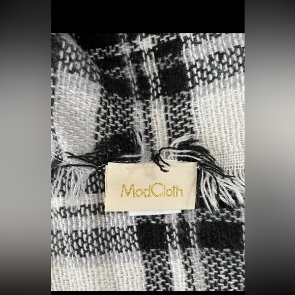 ModCloth black and white scarf wrap - Picture 3 of 3